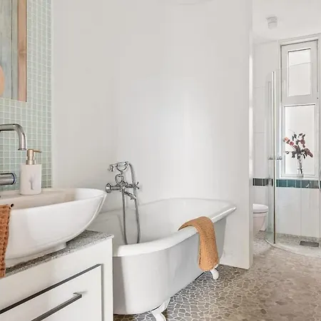 Apartment Dinbnb I Characteristic Townhouse With Bathtub *