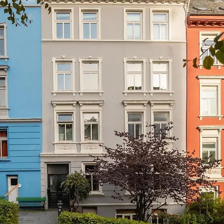 Apartment Dinbnb I Characteristic Townhouse With Bathtub